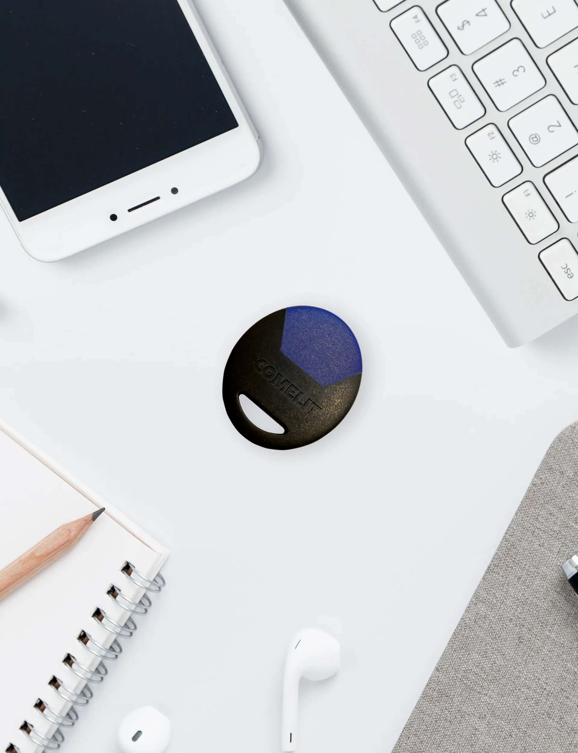 Badge d’accès BadgeProtect posé sur un bureau avec des accessoires de travail.